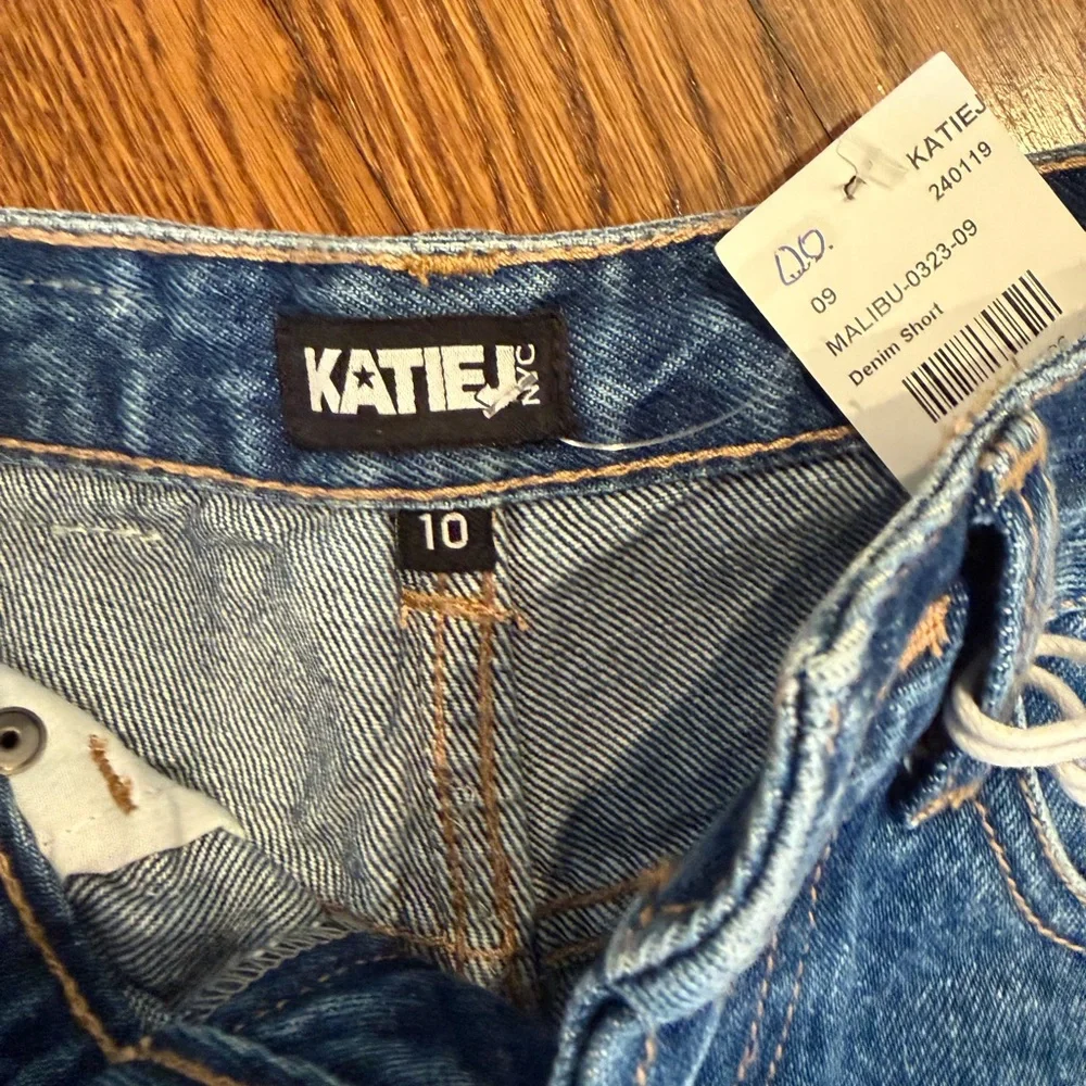 Katie J Malibu Denim Shorts- Size 10 - Picture 3 of 3
